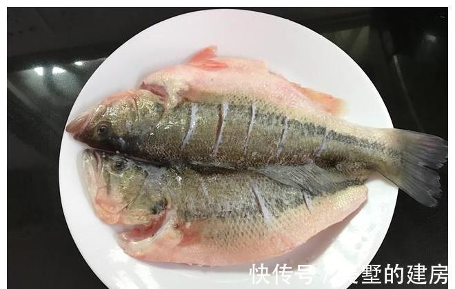 锡纸|不用烤箱也能做烤鱼，香辣鲜美，外酥里嫩，越吃越香，太简单了！