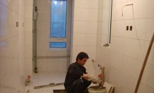 卫生间贴|头次见卫生间贴瓷砖留空一排，开始以为工人偷懒，问完才知好处多