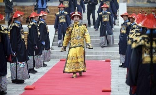 却是|都知道后世龙袍是黄色，为何偏偏秦始皇的却是黑色？原因在这里