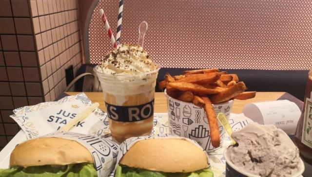 快餐店|吴尊汉堡店一夜走红,随手去买2个“牛肉堡”,结账时以为听错了