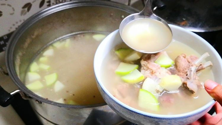 味道香醇的羊汤，自己在家就能做出来，暖心暖胃又暖身！