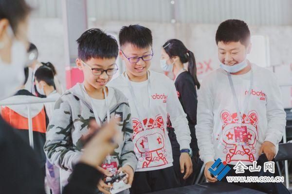 世界机器人大会中国总决赛上三名镇江小创客夺单项赛冠军