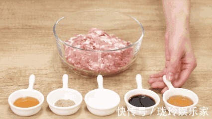 你做的饺子馅又干又柴避开2个误区,饺子立刻好吃到爆