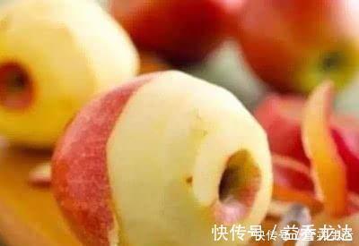 毒素|睡觉前吃苹果积累毒素营养师告诉你两个最适合吃苹果的时间