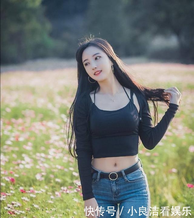 妹妹追求的清新田园风格,牛仔修身裤和吊带很合适