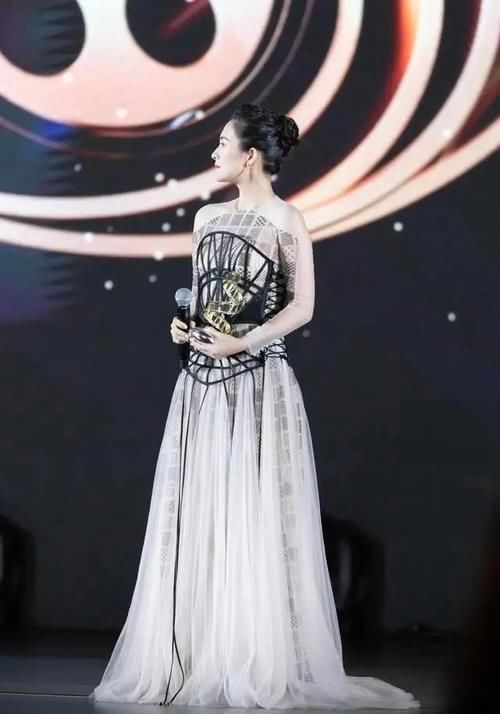呈现出|章子怡生二胎后真的老了，无滤镜法令纹太真实，但气质依旧出众