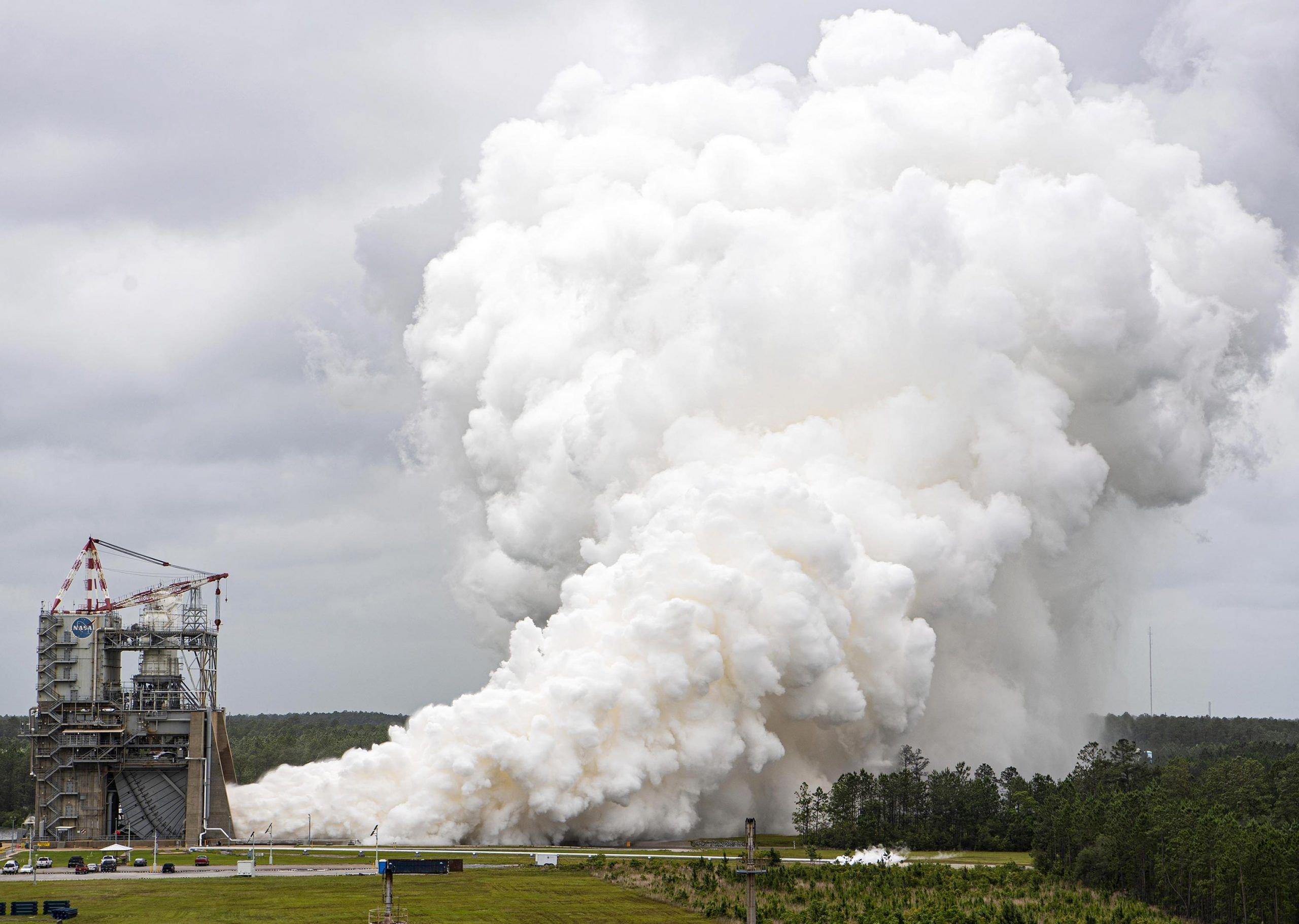 rs-25 NASA点燃巨大的RS-25火箭发动机 为未来的Artemis登月任务进行测试