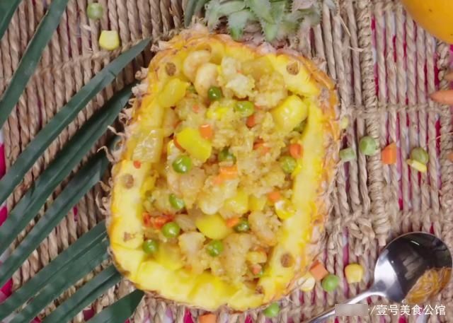 简单好吃的咖喱菠萝炒饭，鲜甜微辣，营养解馋，家人都爱吃