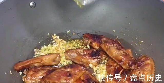 手指|这样做的蒜香鸡翅，老婆吃到吮手指，直呼太香没吃够