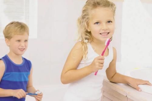 蛀牙|孩子满口蛀牙很多时候并不是因为吃糖果,而是家长这 3 种习惯害的