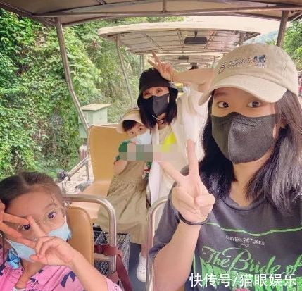 賈靜雯修傑楷一家五口同框,仨女兒長相神似,5歲咘咘弱視惹人憐