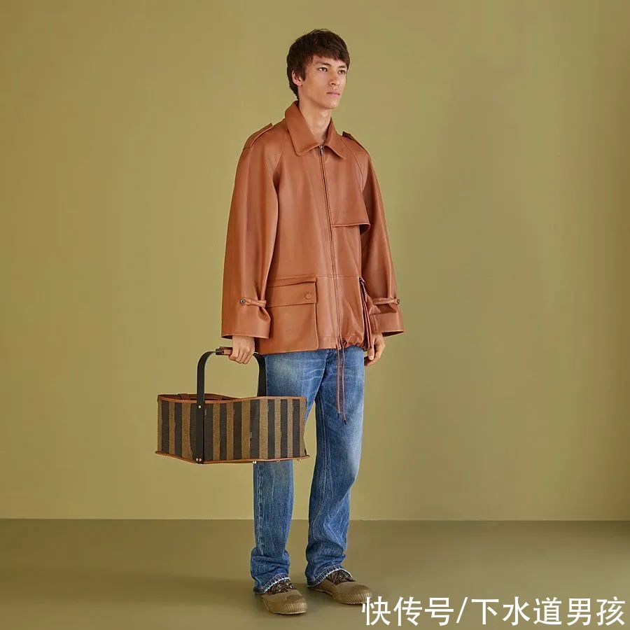 芬迪FENDI最新设计出圈,网友说像去澡堂用的篮子
