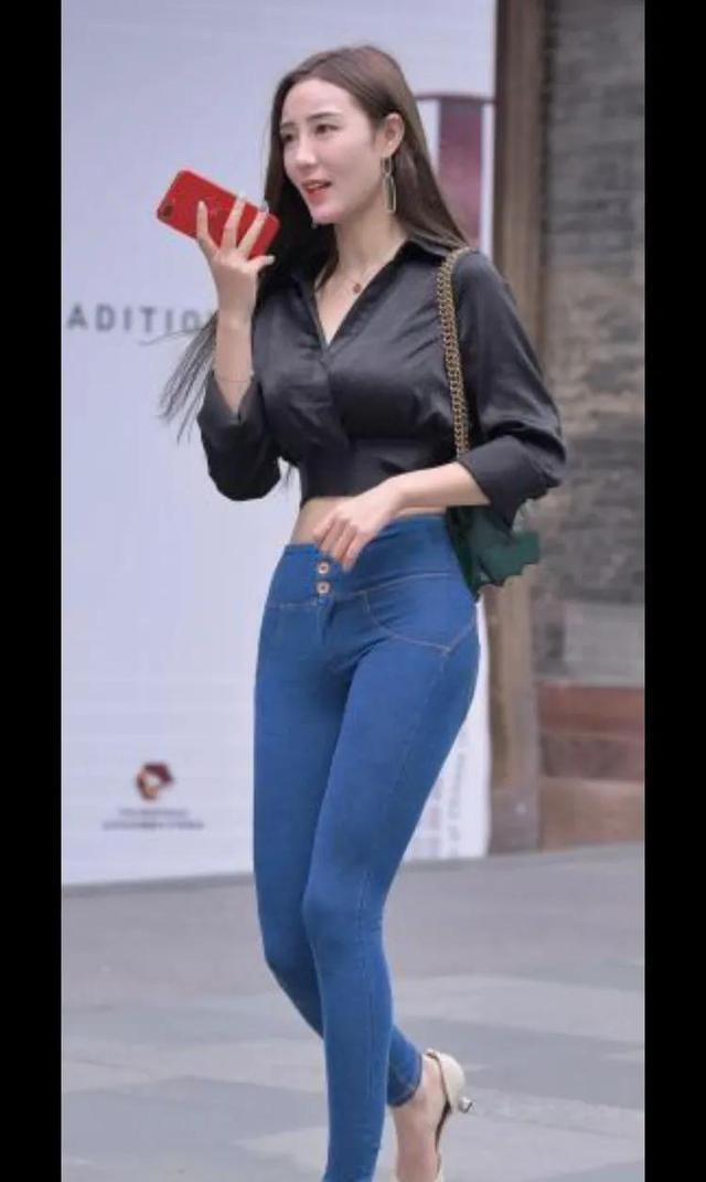 高腰 黑色真丝上衣搭配高腰牛仔裤,俏皮可爱又个性,时尚穿着你喜欢吗