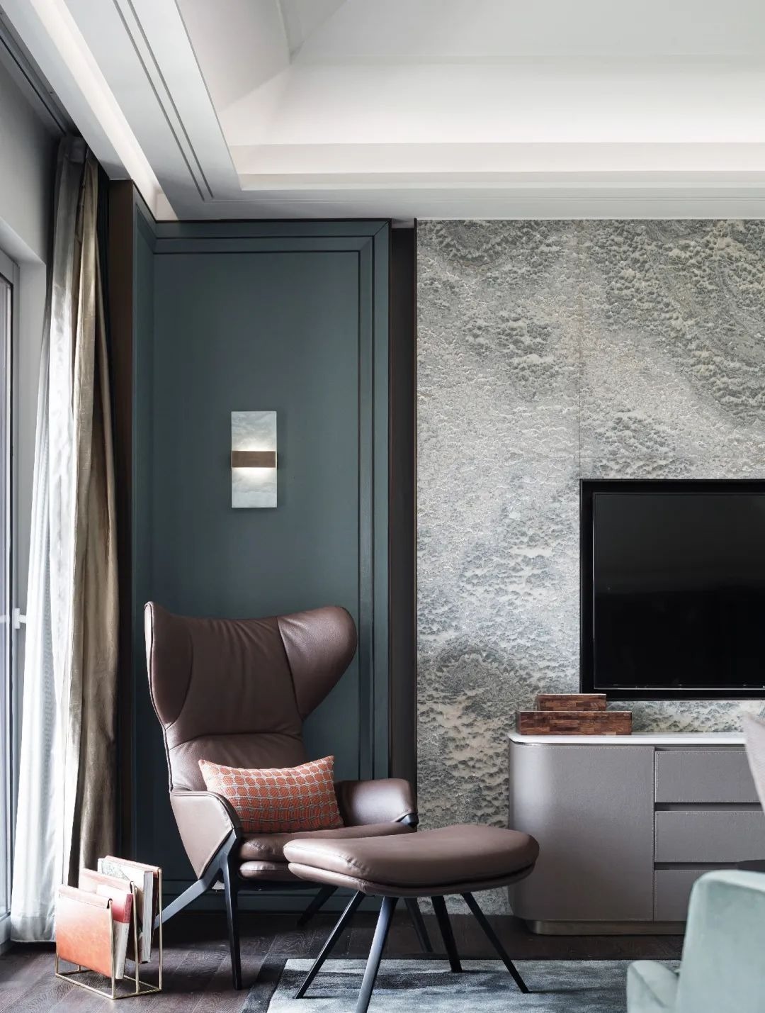 布置|900㎡现代轻奢,蓝绿色墙面+端庄软装,诗意档次!豪宅有人看吗?