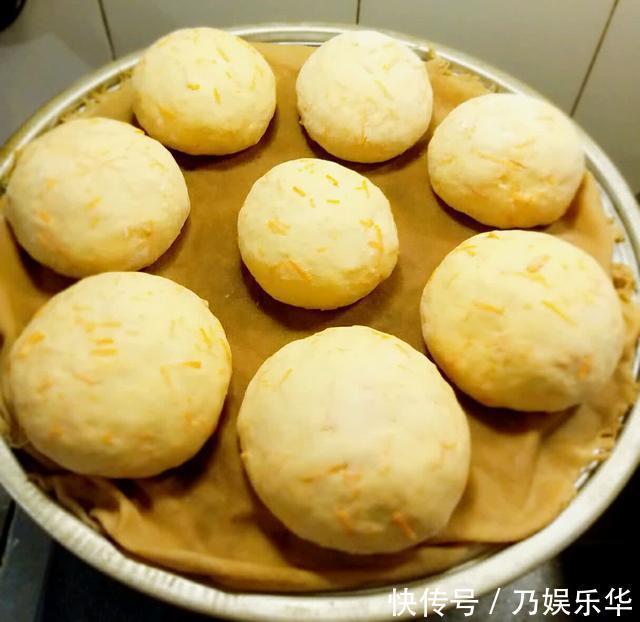 吃腻了白馒头?和面时加根胡萝卜,好吃好看又营养