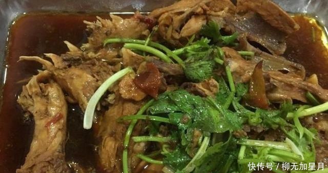 鸡壳|这家有30年历史的商店只卖肉骨头,每根骨头都放在一个盆里