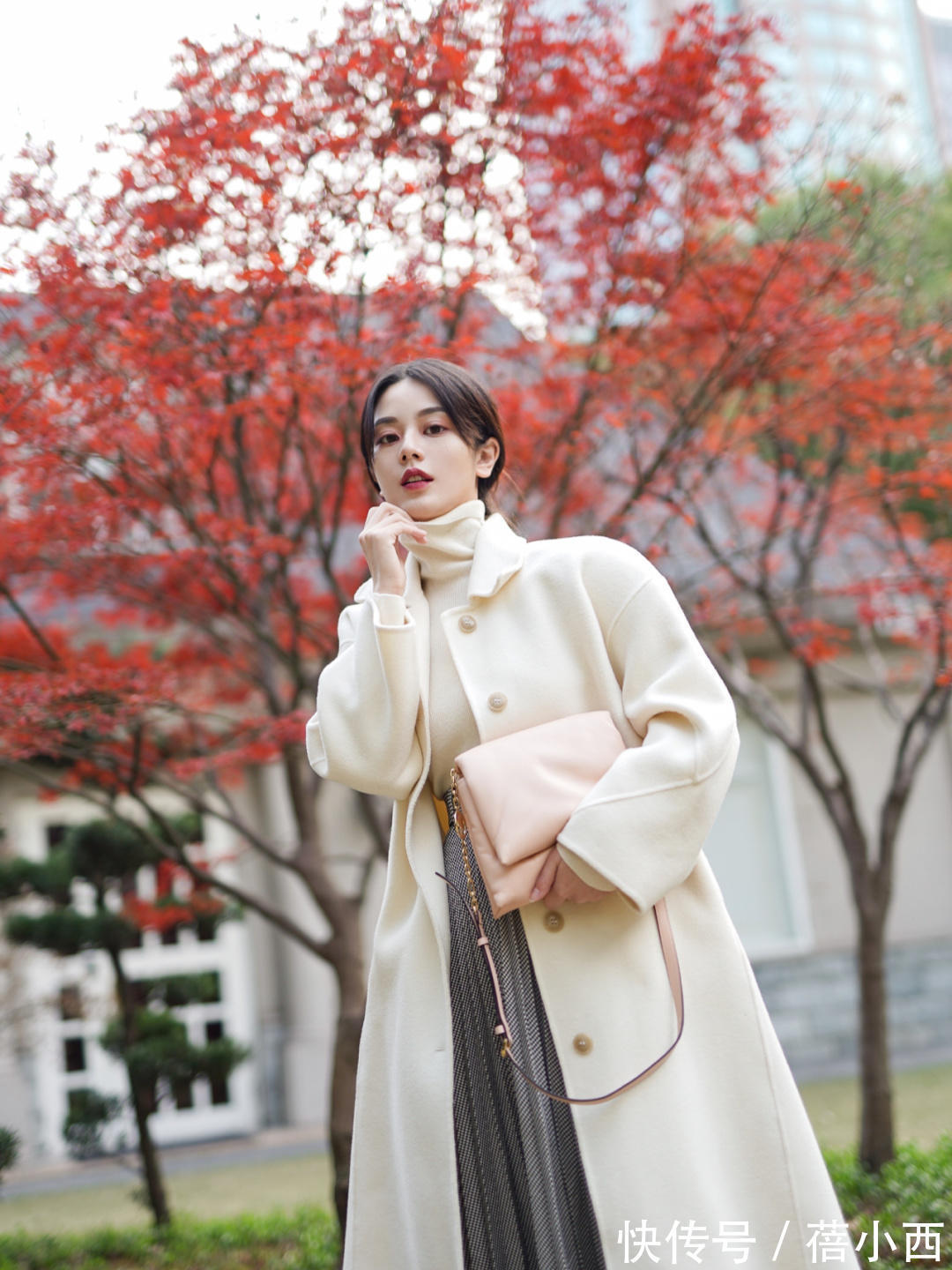 小蛮腰|见过大场面的女人,冬季都会穿“白色大衣”,知性优雅又高级