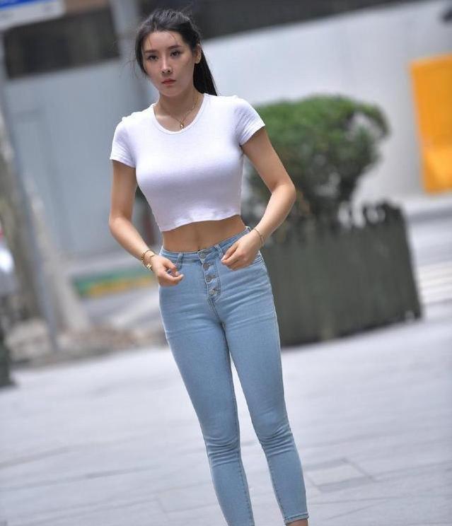 小姐姐|黑色T恤搭配牛仔短裤,时尚简约有气质,穿出魅力十足的时尚感