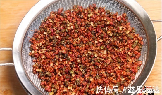 花椒油不要马上下锅炸，大厨教你一招，又香又麻，比卖的还好吃
