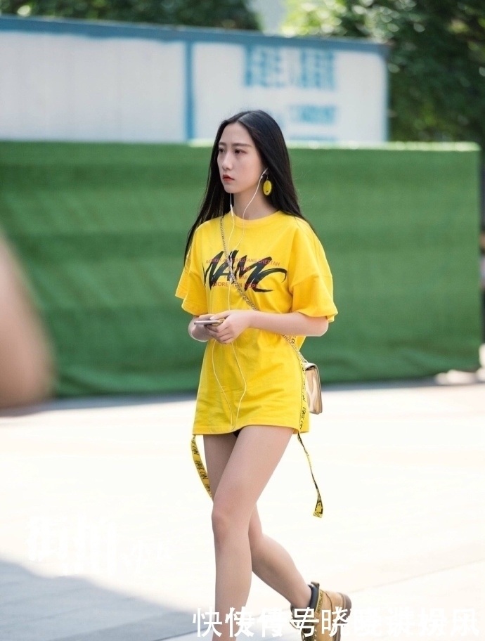 街拍:开放另类时尚的美女,美丽性感,休闲中穿出了时尚感!