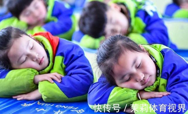 睡眠时间|幼儿园“贪睡宝宝”赖床不起，老师同学全员出动，宝宝依旧睡得香