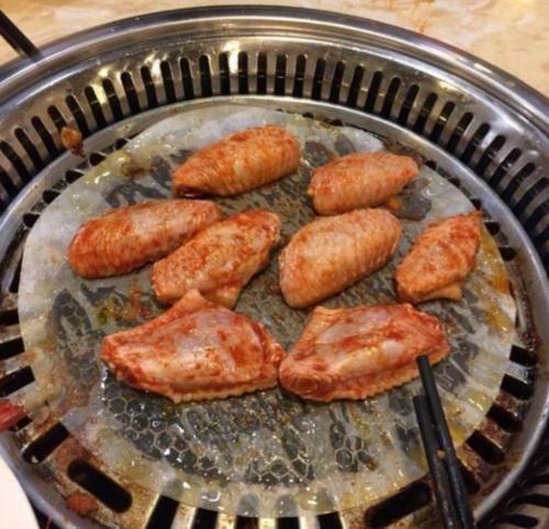  暗示|吃烤肉的时候服务员问你换不换纸，实际上是一种暗示，聪明人秒懂