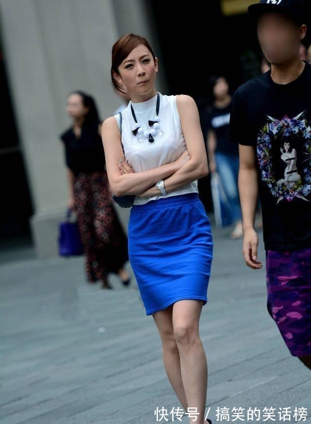 短裤 白素色上衣搭配蓝色打底裤,既修身又显瘦,不显腿长!