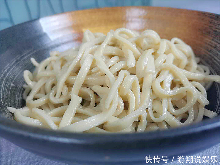 营养|做手擀面时,别再加水了!换成它,面条更筋道更有营养,还不粘连