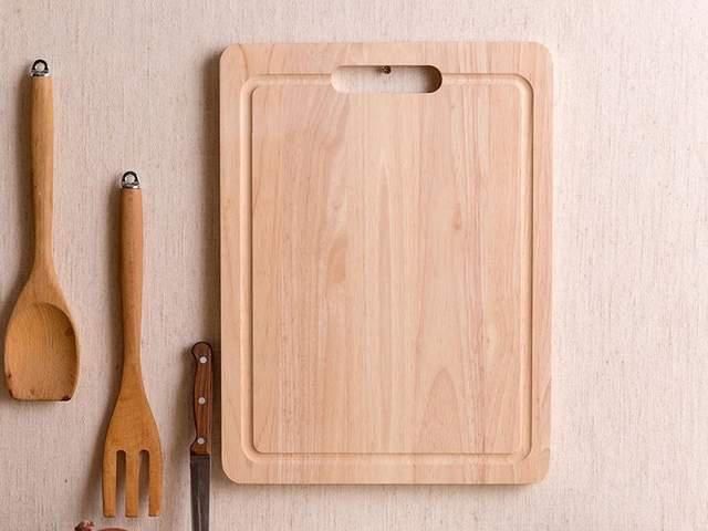  柳木|哪种材料制作的案板最好？大厨推荐这4种，抗菌耐磨，坚硬韧性足