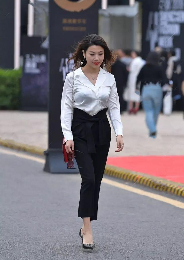 微胖|微胖女性的穿搭, 还是要以“高腰裤”为主, 才不会让你“栽跟头”