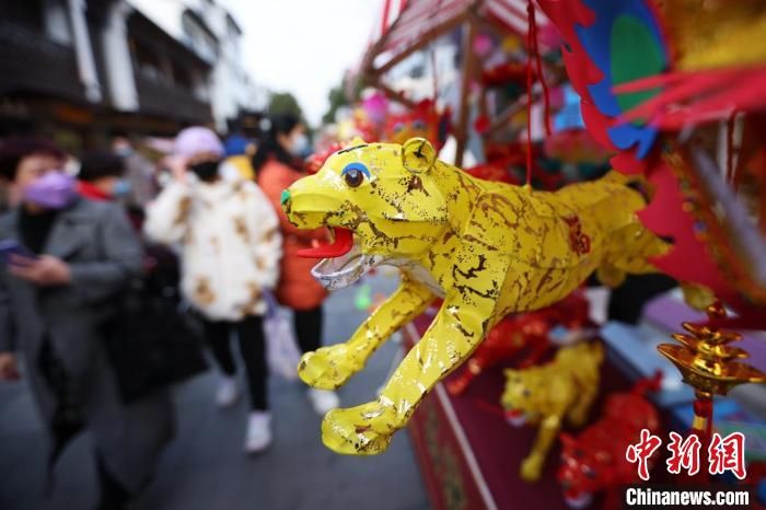 传统|南京传统手扎花灯扎堆上市“闹新春”