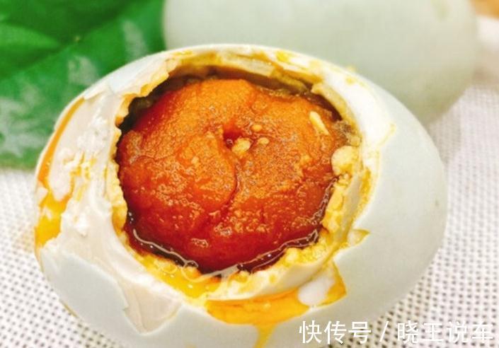 腌咸鸭蛋有窍门:只需2种辅料,10天就熟,蛋黄流油起沙,超级香