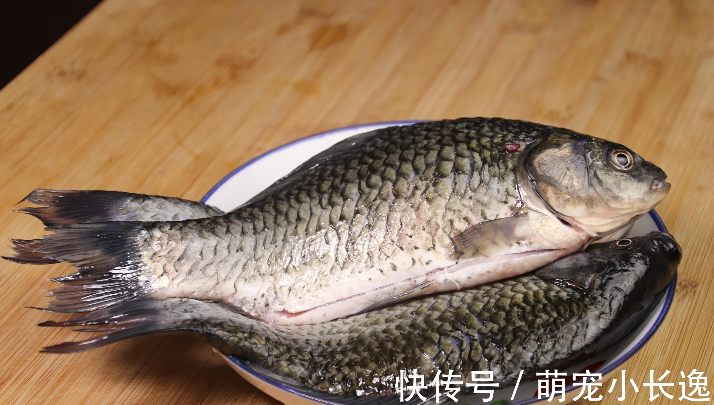不管解冻什么鱼,直接用水泡就错了,教你2招,鱼解冻快还新鲜