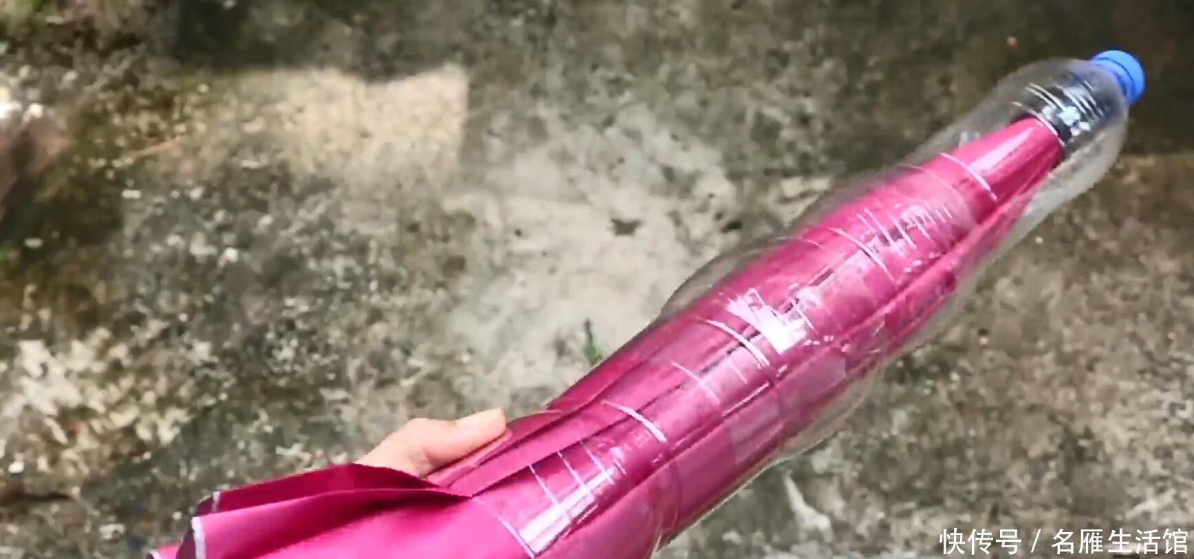 塑料瓶丢进花盆里,一整年都不用浇水了养花超棒,几乎没人晓得