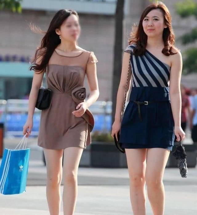 苗条|街拍美女两位时尚辣妈,一个丰腴,一个苗条,都很美