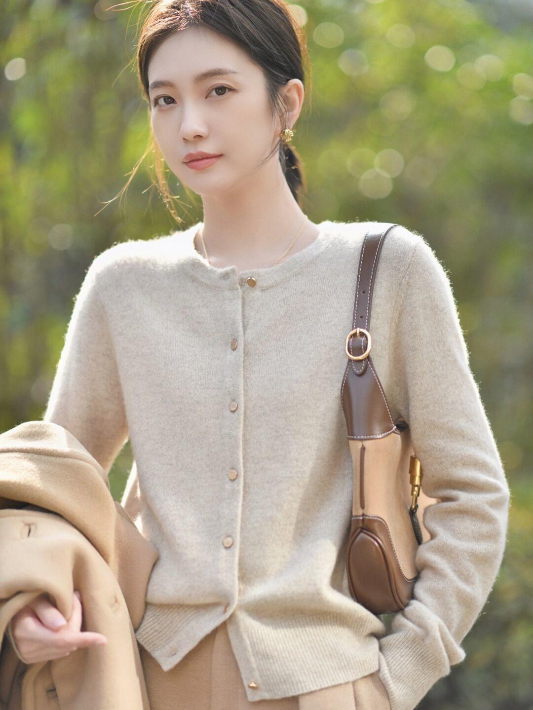 打扮|懂得打扮比长得好看更重要,今冬流行“毛衣开衫”,你有几件?