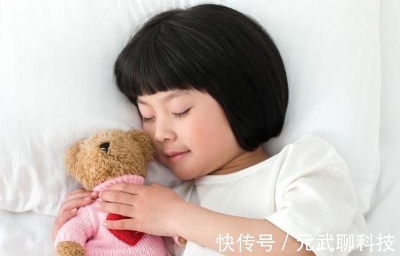 性早熟|7岁女童性早熟,医生3种食物别给娃吃,是餐桌上的催熟剂