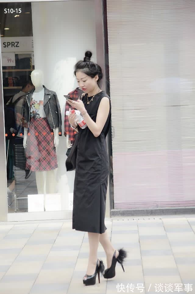 小姐姐 搭配热裤，完美的营造出小姐姐时尚高雅的气场