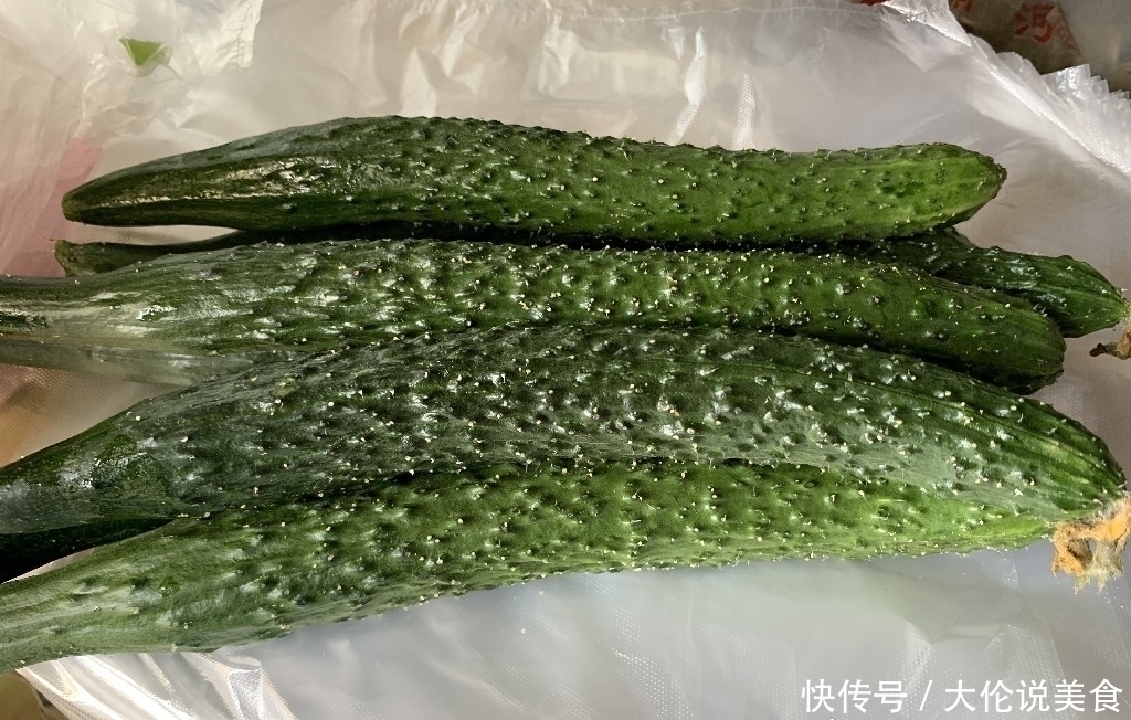 买黄瓜时,挑直的还是弯的?老菜农:牢记这5点,就不会买错了