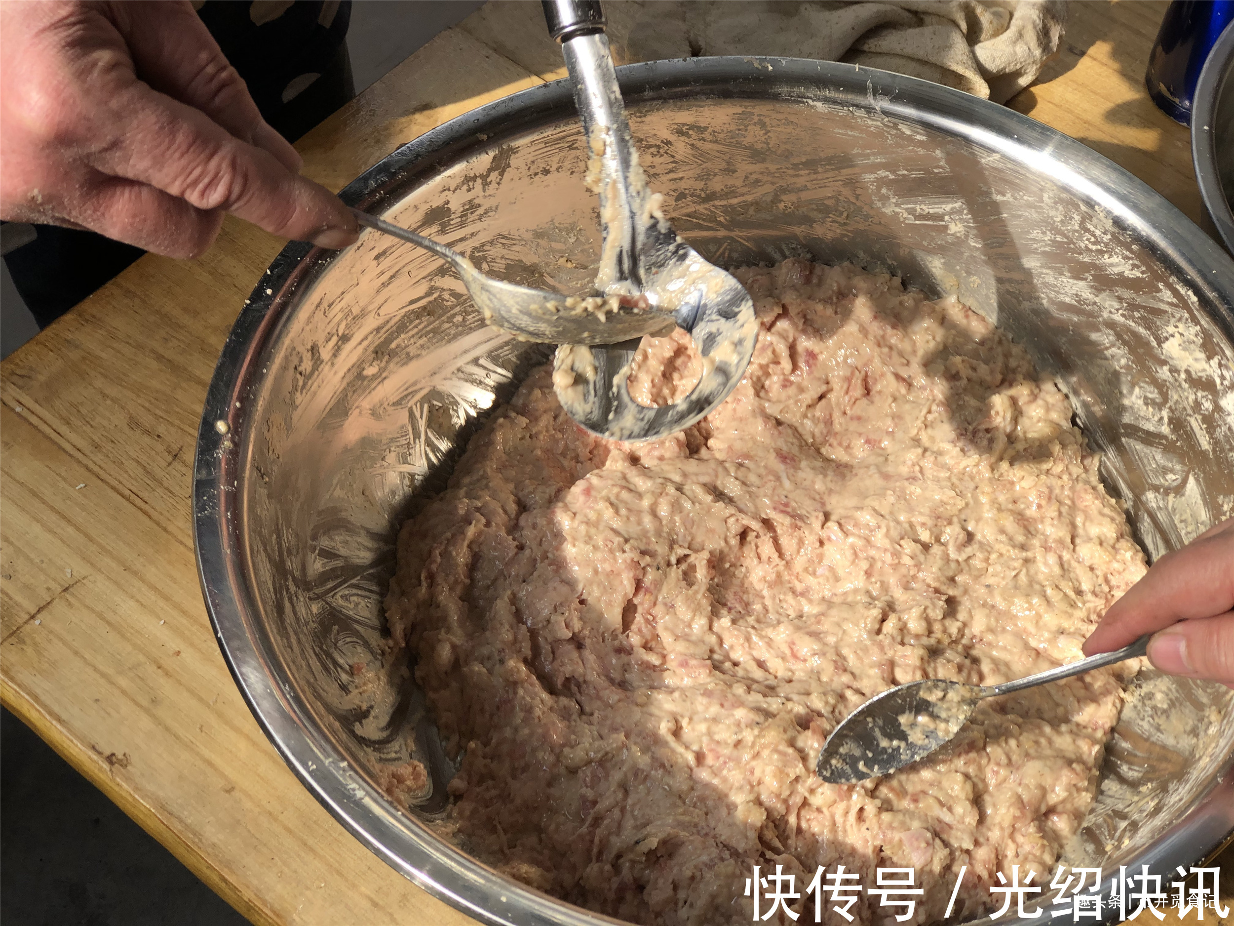 炸牛肉丸|老式炸牛肉丸配方,记住“321”比例,丸子个个空心,酥脆松软