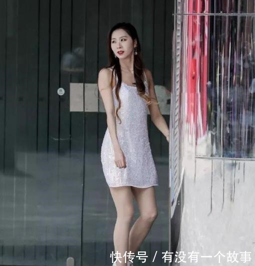 简约风 气质女孩的简约风穿搭,一件时尚亮片连衣裙,简单大方显气质!