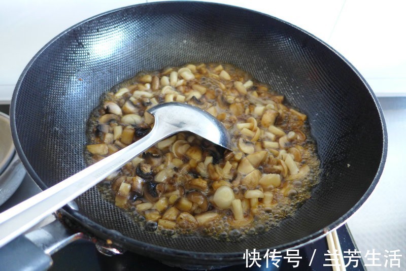蘑菇|家常葱烧蘑菇,简单炒一炒,比肉都好吃,下饭又解馋
