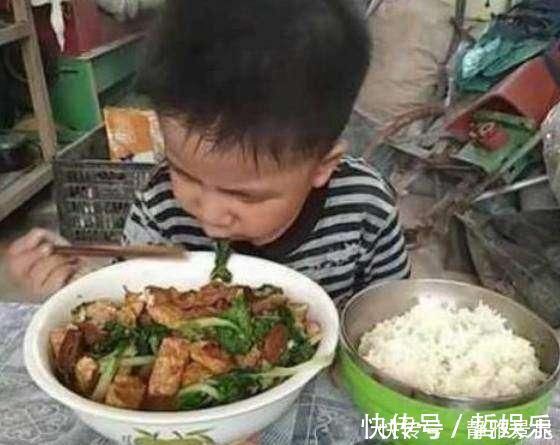 饭菜|儿子在幼儿园一顿吃四碗,被校长点名叫家长,看到照片蒙了