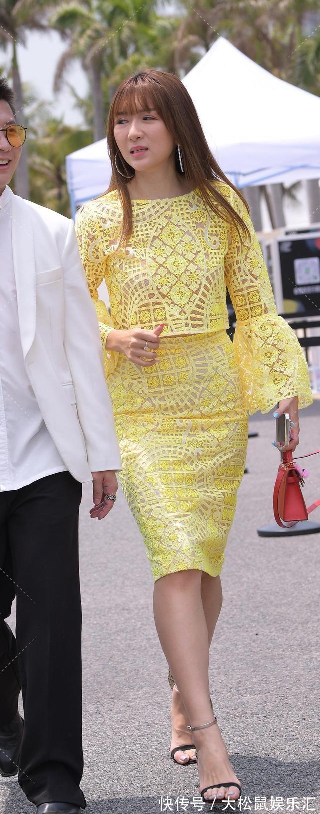 高跟凉鞋|牛仔短裤配以高跟凉鞋穿,显出迷人的长腿,乍一看十分引人注目