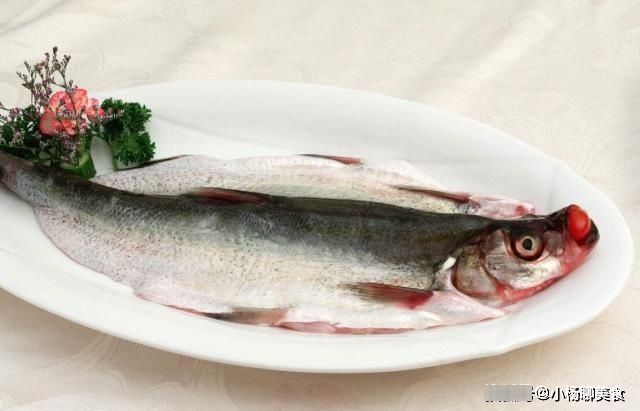 做清蒸鱼时，牢记3个技巧，清蒸鱼鲜嫩美味，而且没有鱼腥味