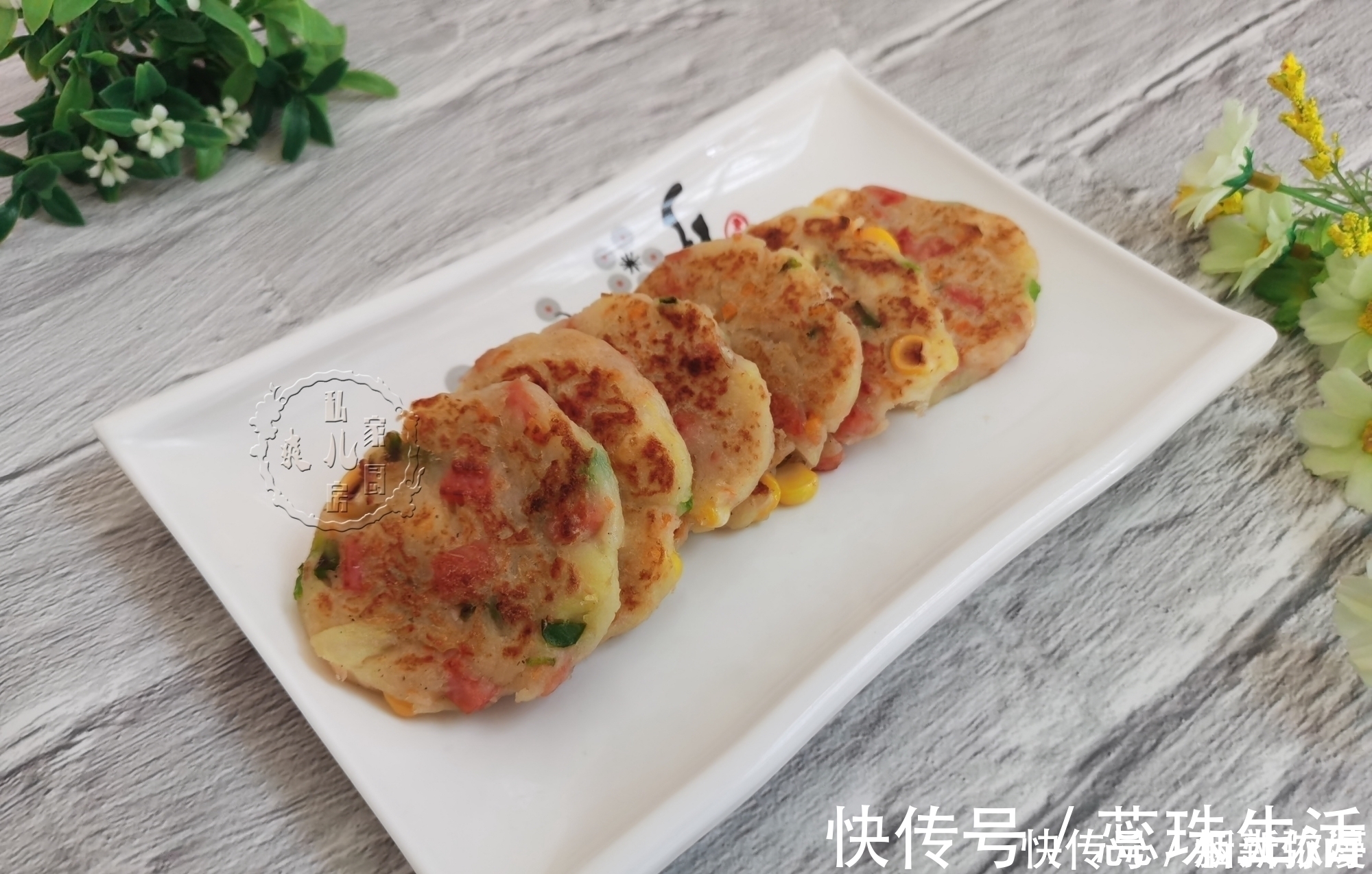 土豆别在炖着吃，加2个鸡蛋，简单一煎，外皮酥脆，孩子超爱吃