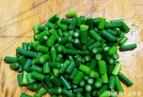 鸡身上最脏的部位，里面含有大量细菌，做菜熬汤一定要扔掉