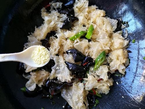 青椒、干辣椒、银耳、木耳这样一起爆炒，味道不会让你失望