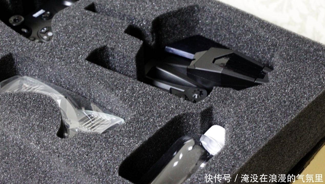 电池|全向轮轻松操控,动作智能编程:百思童智能遥控机甲评测