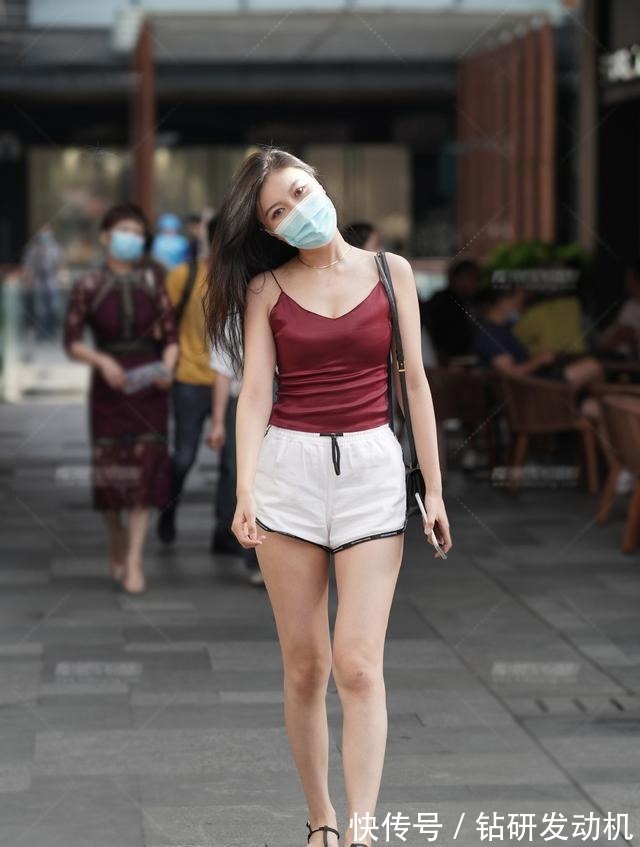 吊带衫 清凉的白色短裤装，搭配枣红色吊带衫，时尚大方又清新靓丽！